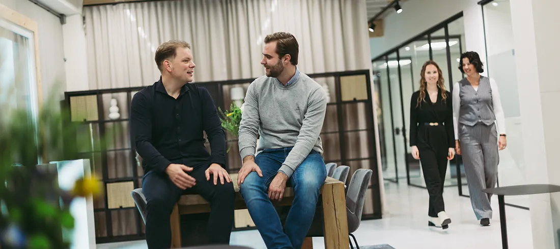 Collega's in gesprek in het kantoor in Veenendaal