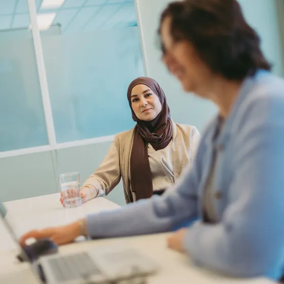 Collega's in gesprek aan tafel